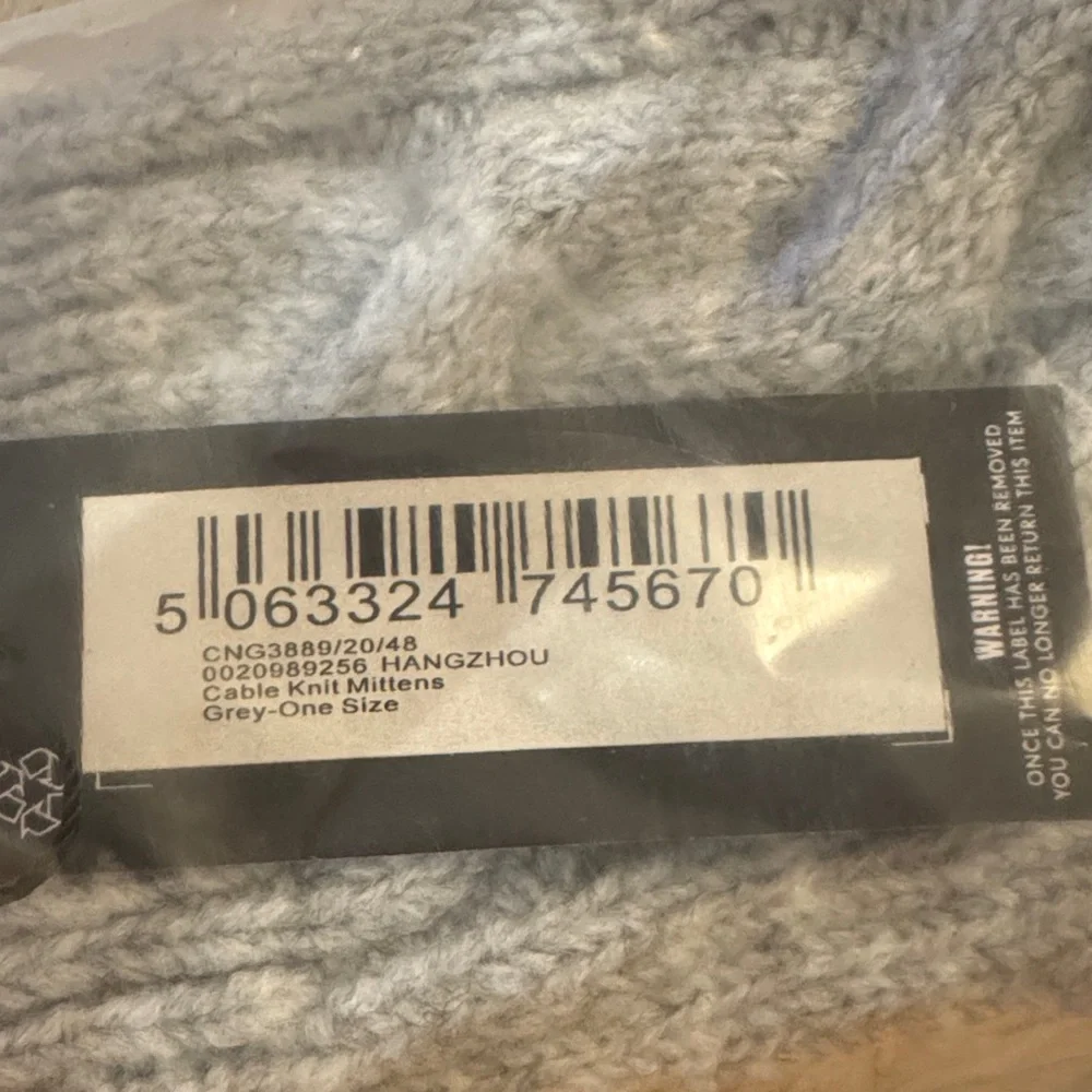 New GREY‎ CABLE KNIT MITTENS